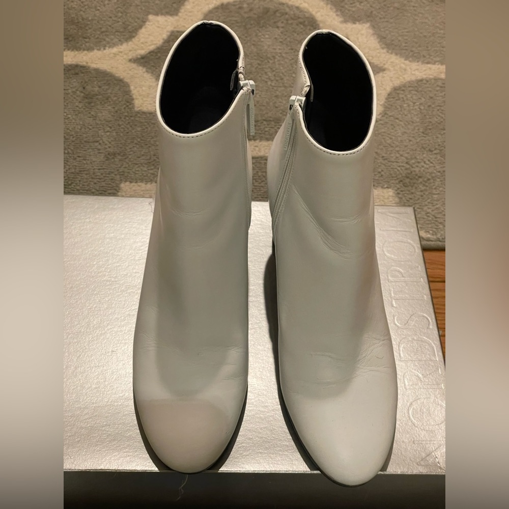 Kendal & Kylie White leather ankle boots
